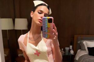 Conselhos de enfermagem repudiaram a fantasia da atriz no Halloween. Bruna Marquezine se pronuncia após fantasia de enfermeira sexy Bruna Marquezine se pronuncia após fantasia de enfermeira sexy causar polêmica 'É inadmissível que seja tolerado pela sociedade'. Conselho de Enfermagem critica fantasia de enfermeira de Bruna Marquezine