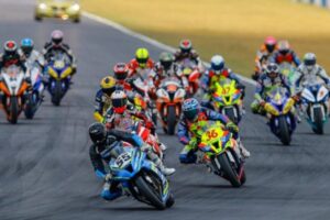 Pilotos durante prova do Campeonato Brasileiro de Motovelocidade