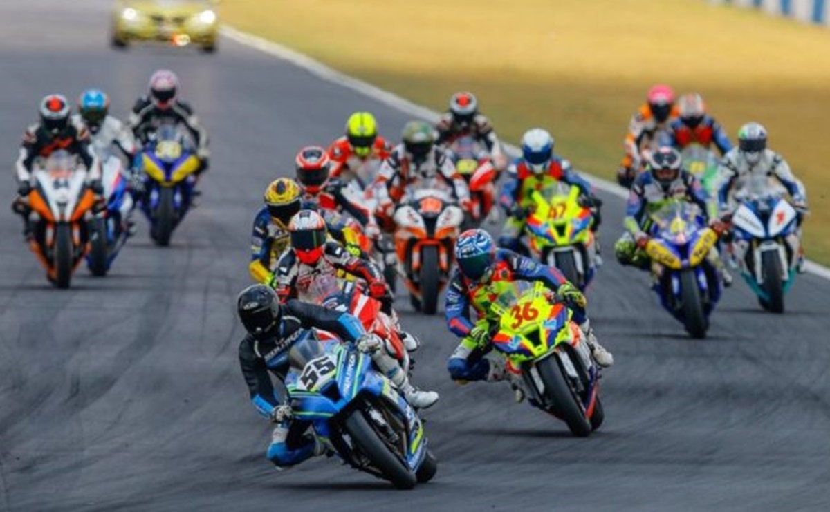 Pilotos durante prova do Campeonato Brasileiro de Motovelocidade