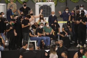 Presentes participam de culto ecumênico em velório de Marília Mendonça