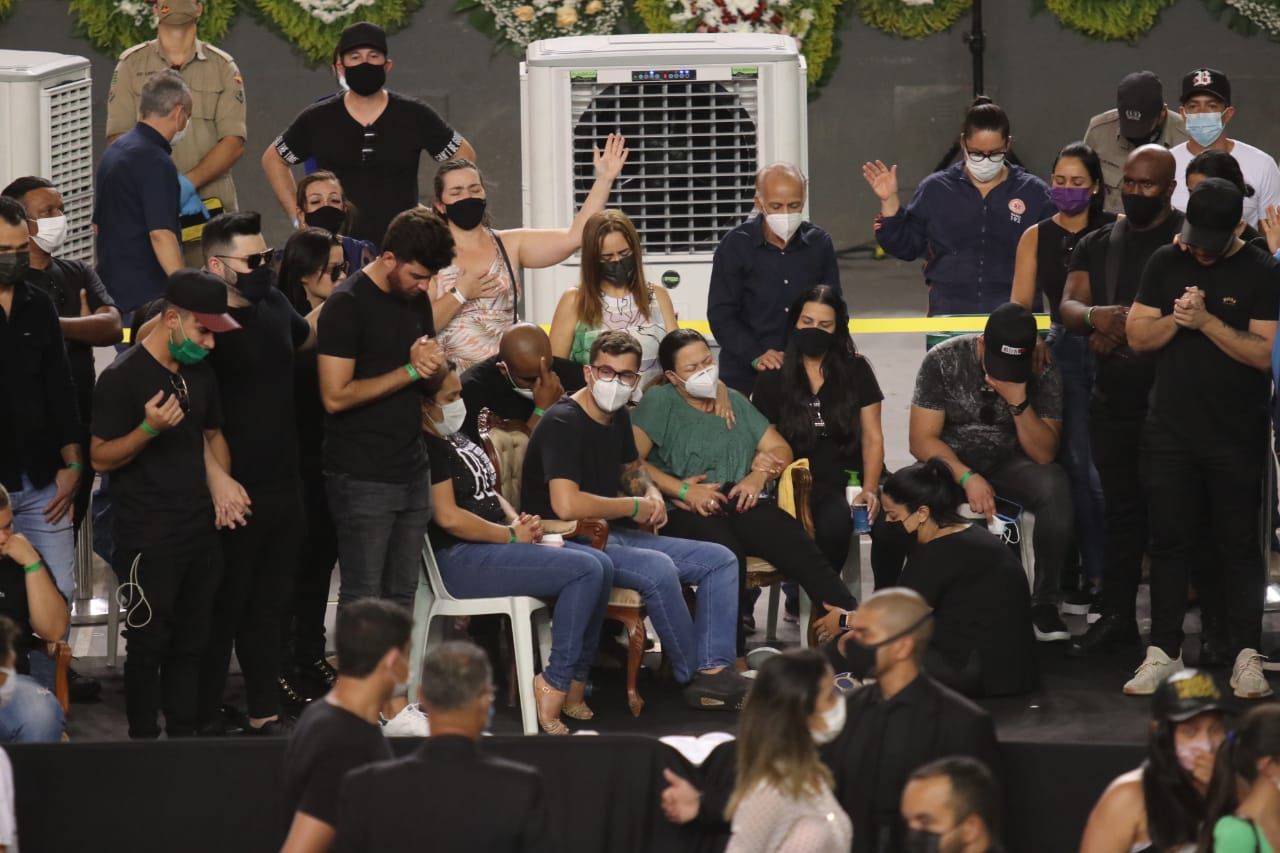 Presentes participam de culto ecumênico em velório de Marília Mendonça