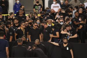 Banda de Marília Mendonça é aplaudida ao chegar no velório da cantora