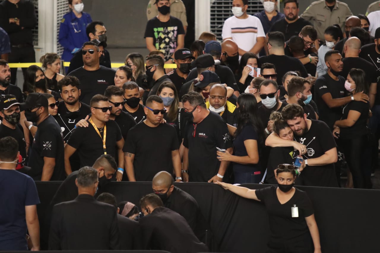 Banda de Marília Mendonça é aplaudida ao chegar no velório da cantora