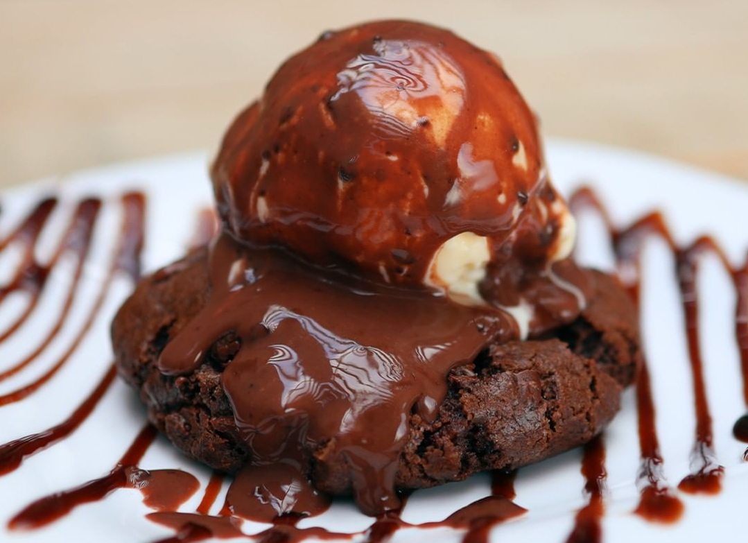 Ice Cookie Vulcano, feito com base de cookie, sorvete e calda de chocolate suíço