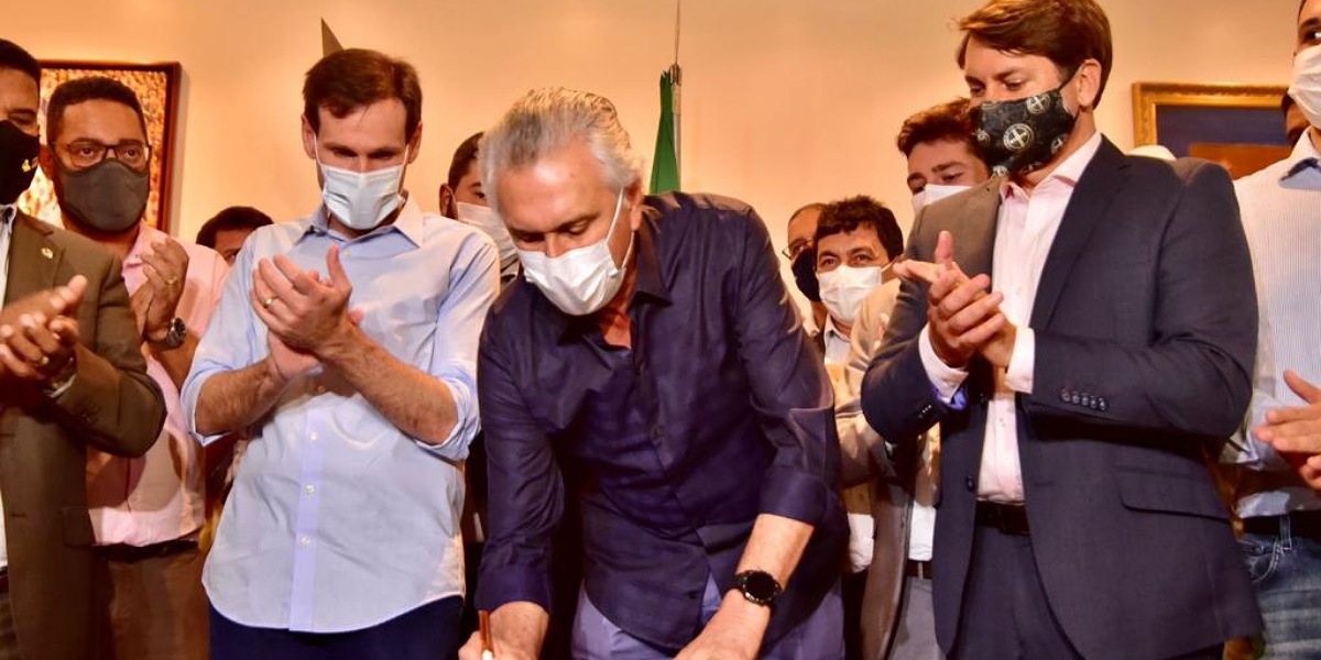 Governo estadual sanciona leis de dignidade menstrual e bolsa de estudo (Foto: Governo de Goiás - Divulgação)