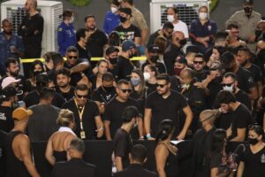 Banda de Marília Mendonça é aplaudida ao chegar no velório da cantora