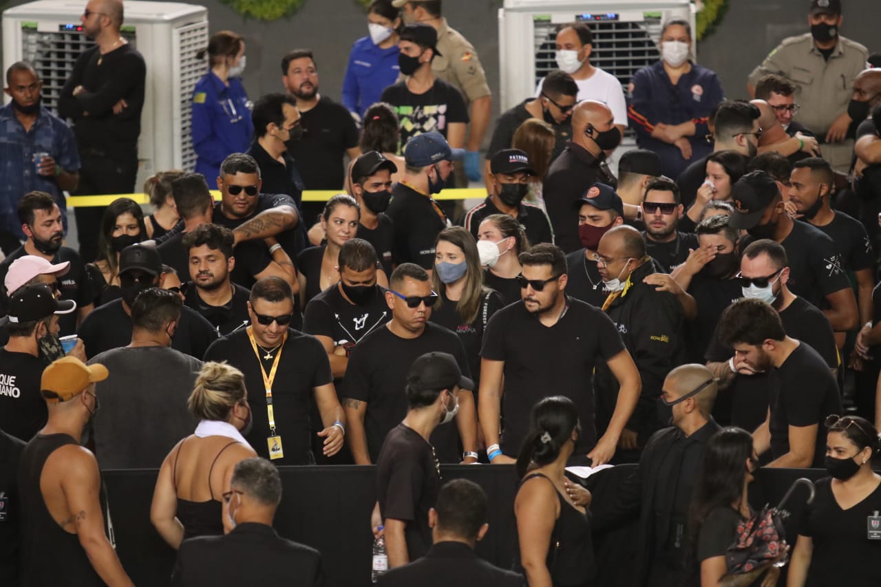 Banda de Marília Mendonça é aplaudida ao chegar no velório da cantora