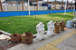 Na Bahia, pessoas colocam manequins para segurar vaga no recadastramento do CadÚnico