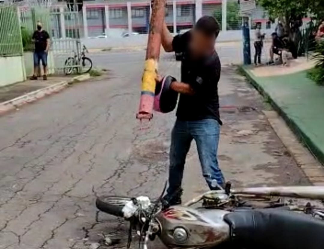 Homem se revolta e quebra a própria moto após sistema apontar irregularidades, em Goiânia