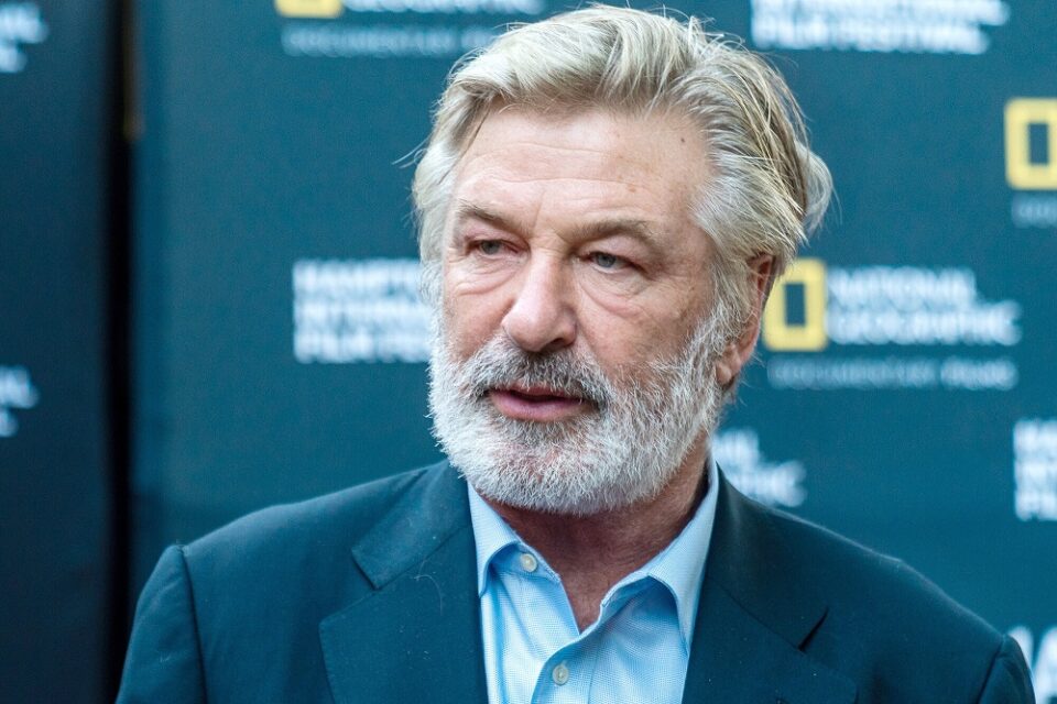 Alec Baldwin contrata ex-promotor para enfrentar processos por morte em set