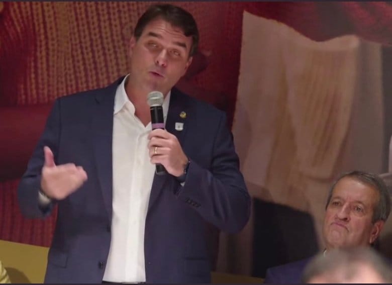 Jair e Flávio Bolsonaro se filiam no PL durante cerimônia em Brasília