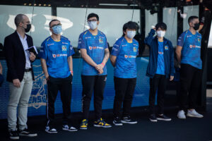 Jogadores da Rensga reunidos antes da final do CBLOL