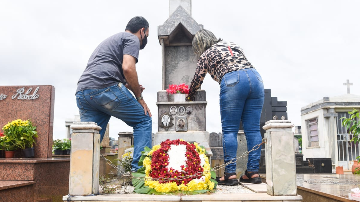 Comerciantes apontam melhora na vendas de flores durante o dia de Finados, em Goiânia