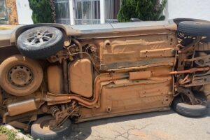 Carro Fiat Weekend após o capotamento. (Foto: Jonathan Cavalcante/Mais Anápolis)