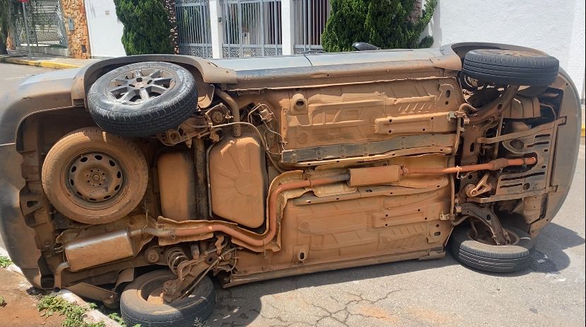 Carro Fiat Weekend após o capotamento. (Foto: Jonathan Cavalcante/Mais Anápolis)