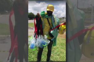 Comerciantes vendem artigos com nome de Marília Mendonça no local do velório (Foto: Reprodução)