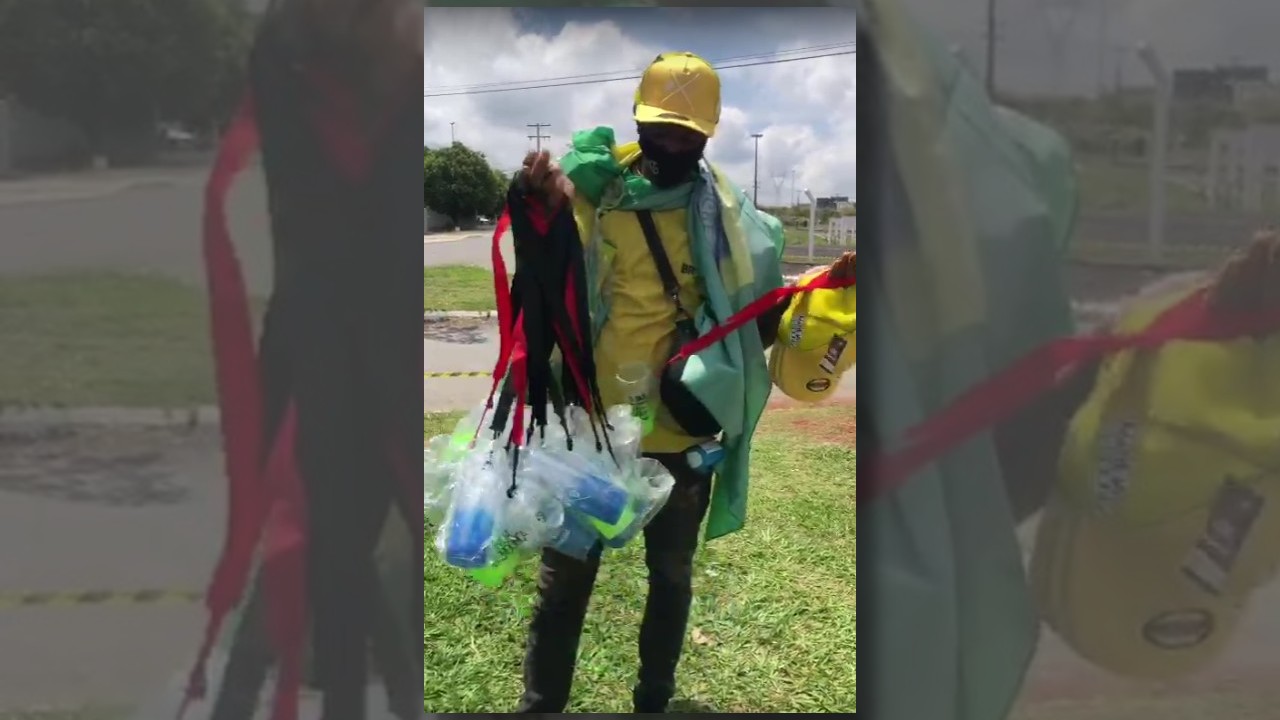 Comerciantes vendem artigos com nome de Marília Mendonça no local do velório (Foto: Reprodução)