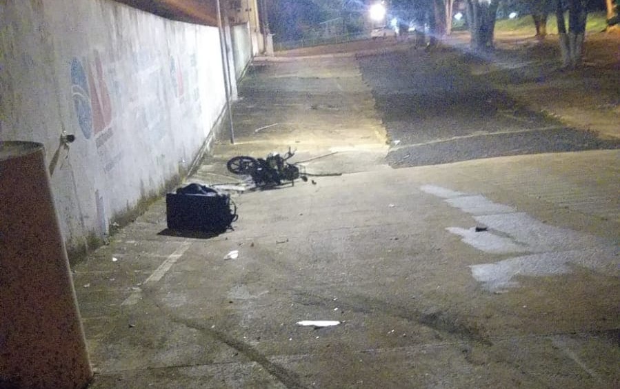 Moto ficou caída na via pública e o piloto recusou atendimento médico. (Foto: Reprodução/Redes Sociais) 