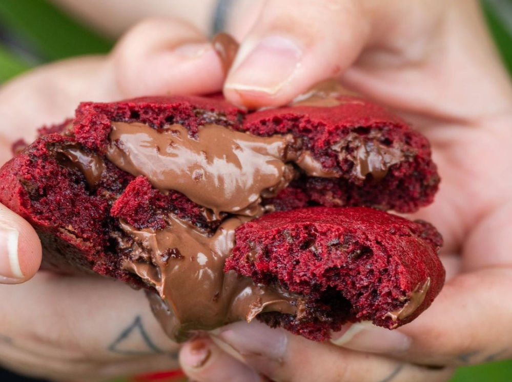 sabor Red Velvet com Nutella cortado ao meio