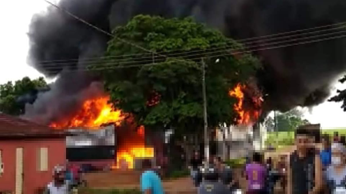 Incêndio destrói parte de fábrica de estofados em Nova Glória