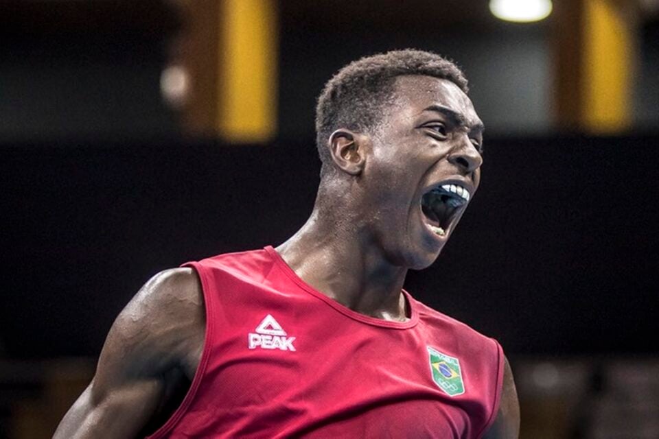 Keno Marley comemora vitória na luta de boxe