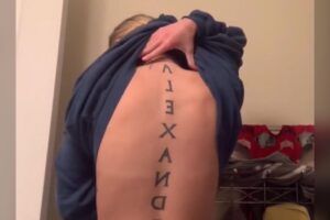 Jovem tatua nome do namorado nas costas e relacionamento termina dias depois