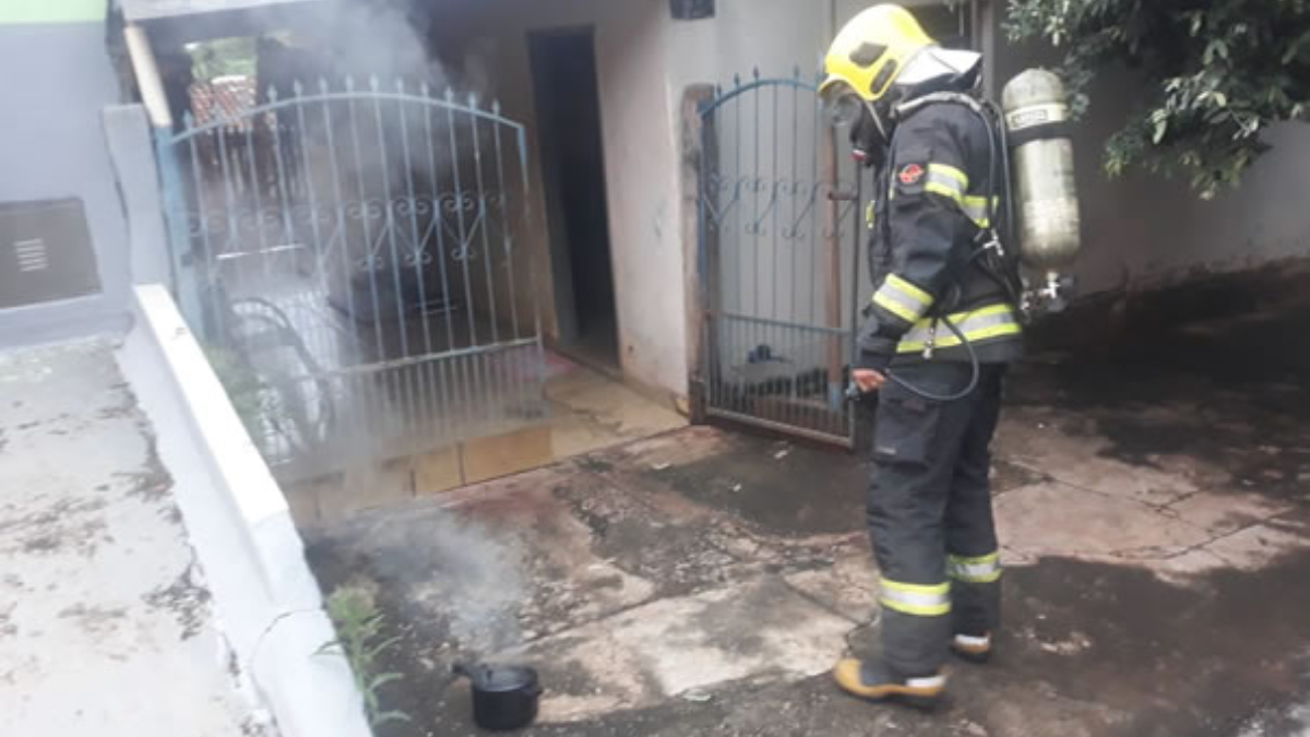 Panela esquecida em fogão ligado causa incêndio em Goianésia