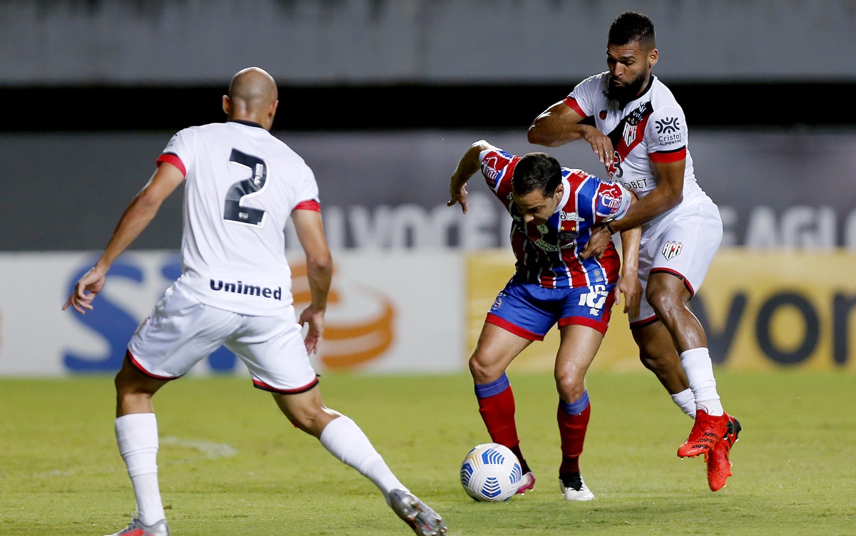 Willian Maranhão disputa bola com Rodriguinho em confronto entre Atlético-GO e Bahia
