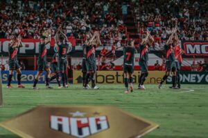 Jogadores do Atlético-GO batem palmas durante o jogo do clube