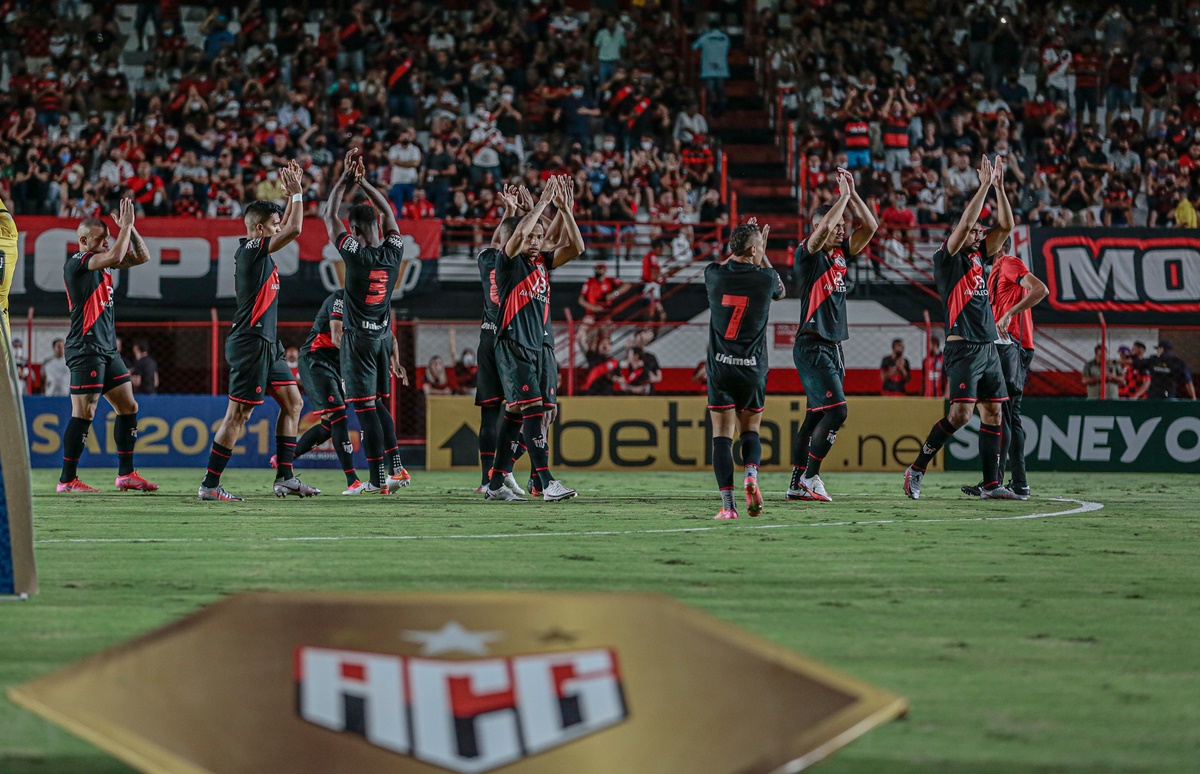 Jogadores do Atlético-GO batem palmas durante o jogo do clube