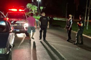 Abordagem realizada pela DICT durante a madrugada. (Foto: Divulgação/ Polícia Civil)