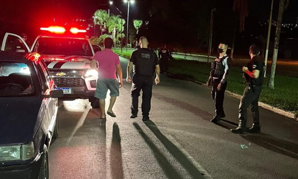 Abordagem realizada pela DICT durante a madrugada. (Foto: Divulgação/ Polícia Civil)