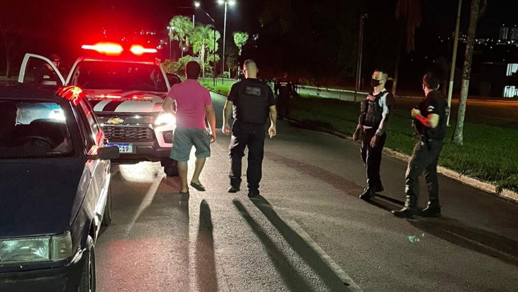 Abordagem realizada pela DICT durante a madrugada. (Foto: Divulgação/ Polícia Civil)