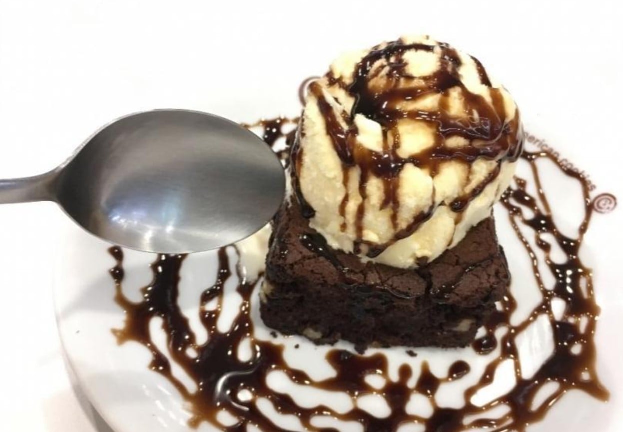 a receita é servida com sorvete na casa