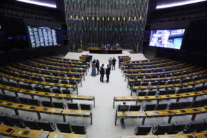 Deputados pressionam por Auxílio Brasil maior do que o previsto pelo governo, e votação é adiada de novo