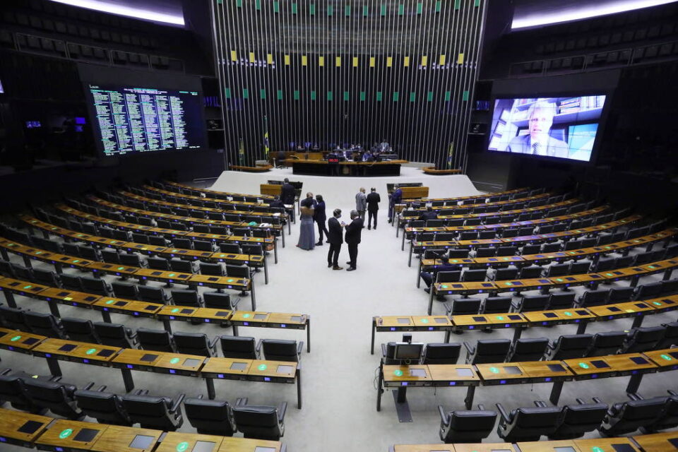 Deputados pressionam por Auxílio Brasil maior do que o previsto pelo governo, e votação é adiada de novo