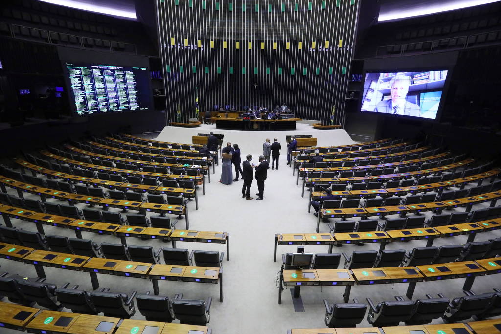 Deputados pressionam por Auxílio Brasil maior do que o previsto pelo governo, e votação é adiada de novo