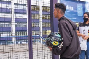 Atendente perde Enem por 2 minutos após parar para abastecer, em Goiânia