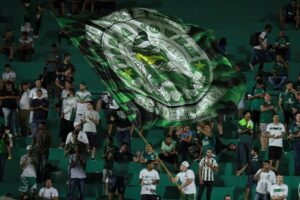 Torcida do Goiás no estádio da Serrinha