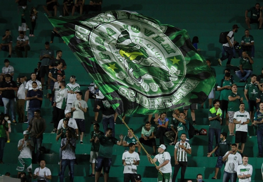 Torcida do Goiás no estádio da Serrinha