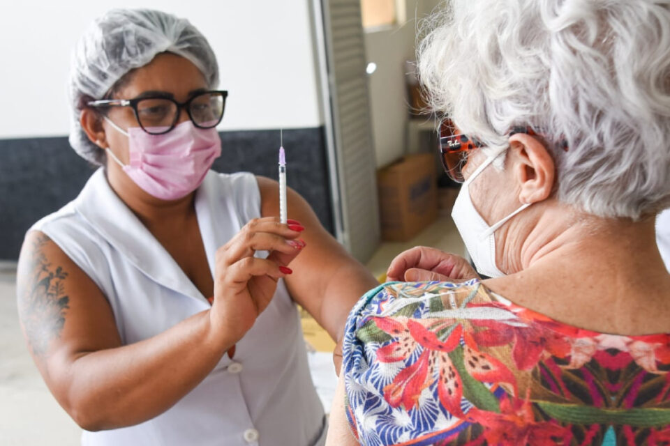 Brasil registra 23,7 milhões de casos de covid-19
