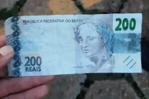 Nota de 200 reais apreendida pela PM. (Foto: Divulgação/4º BPM)