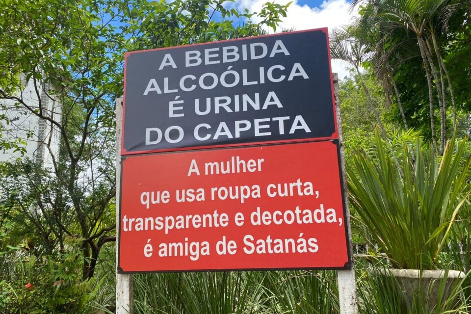 Placas estão fixadas nos arredores do local. (Foto: Jonathan Cavalcante/Mais Anápolis)