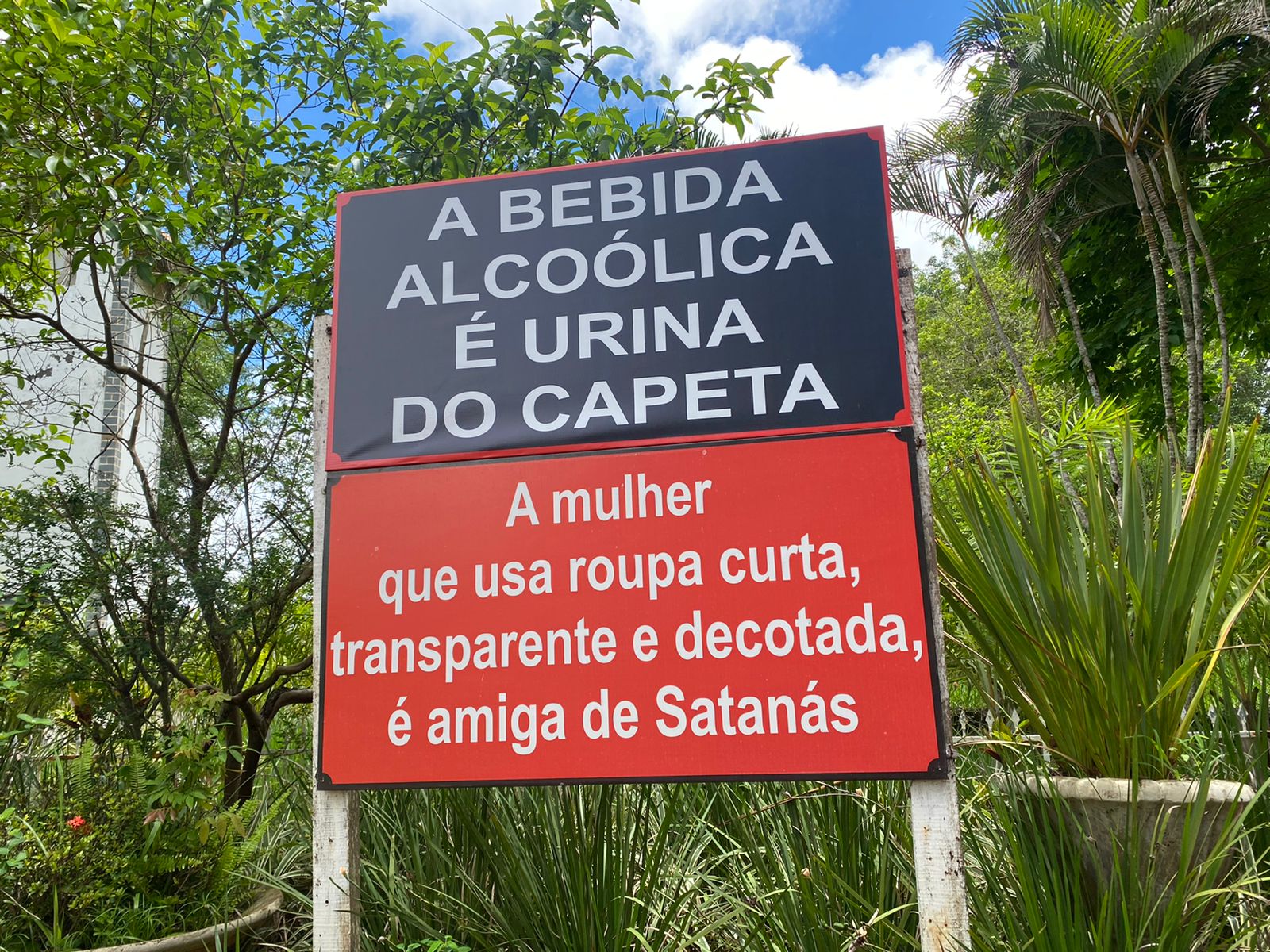 Placas estão fixadas nos arredores do local. (Foto: Jonathan Cavalcante/Mais Anápolis)