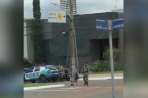 Policial ajuda idosos a atravessarem rua de Goiânia e vídeo viraliza