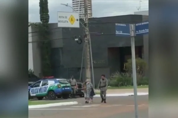 Policial ajuda idosos a atravessarem rua de Goiânia e vídeo viraliza