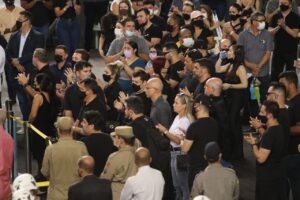 Presentes participam de culto ecumênico em velório de Marília Mendonça