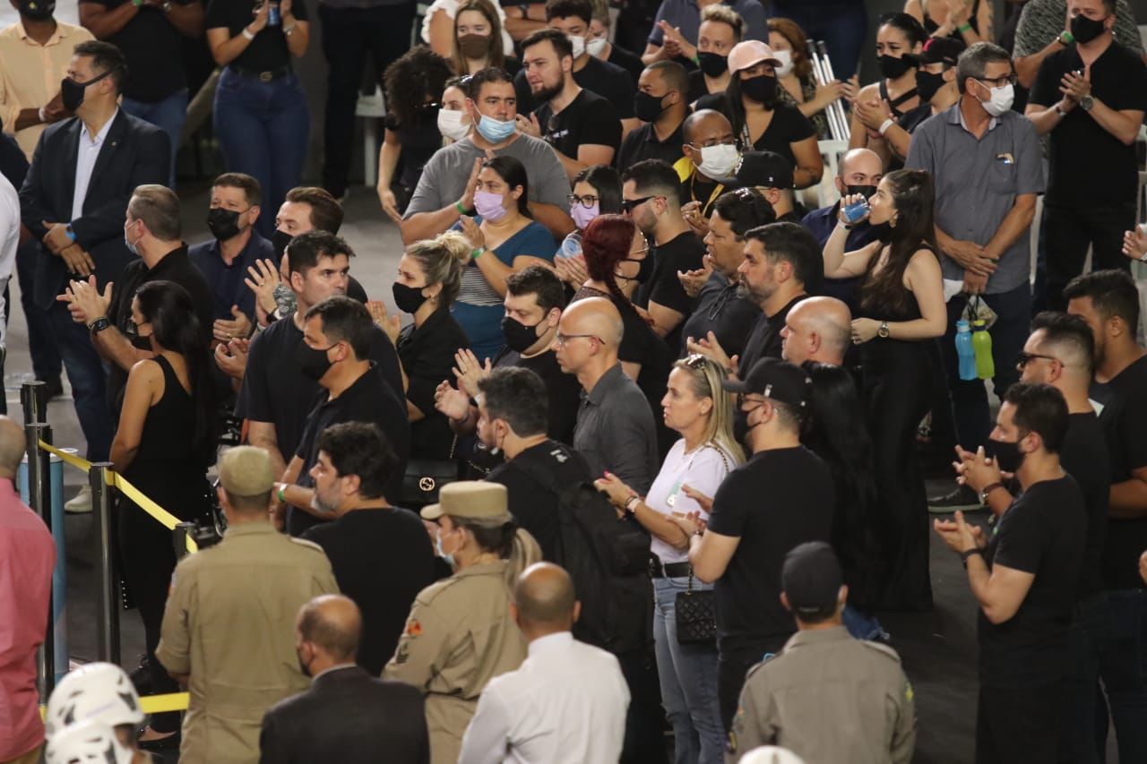 Presentes participam de culto ecumênico em velório de Marília Mendonça