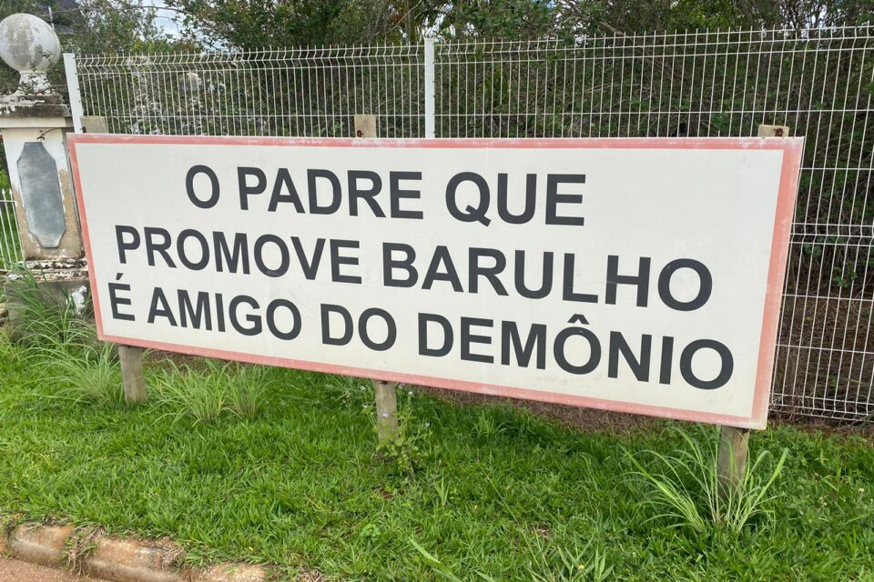 Letreiro fica próximo à principal entrada do local. (Foto: Jonathan Cavalcante/Mais Anápolis)