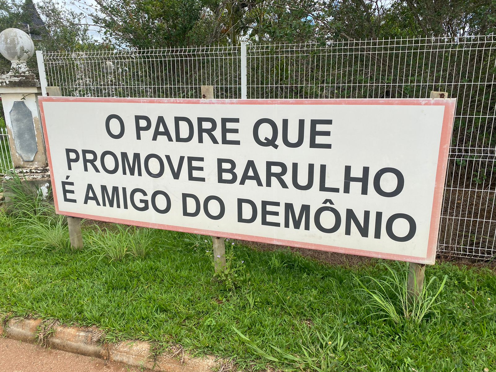 Letreiro fica próximo à principal entrada do local. (Foto: Jonathan Cavalcante/Mais Anápolis)